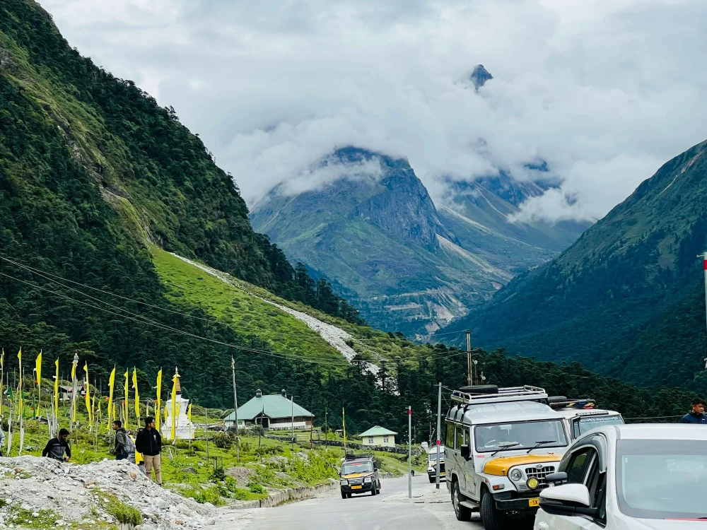 Gangtok Lachung Tour Package 4 Nights 5 Days | North Sikkim Tour | TraveloChat
