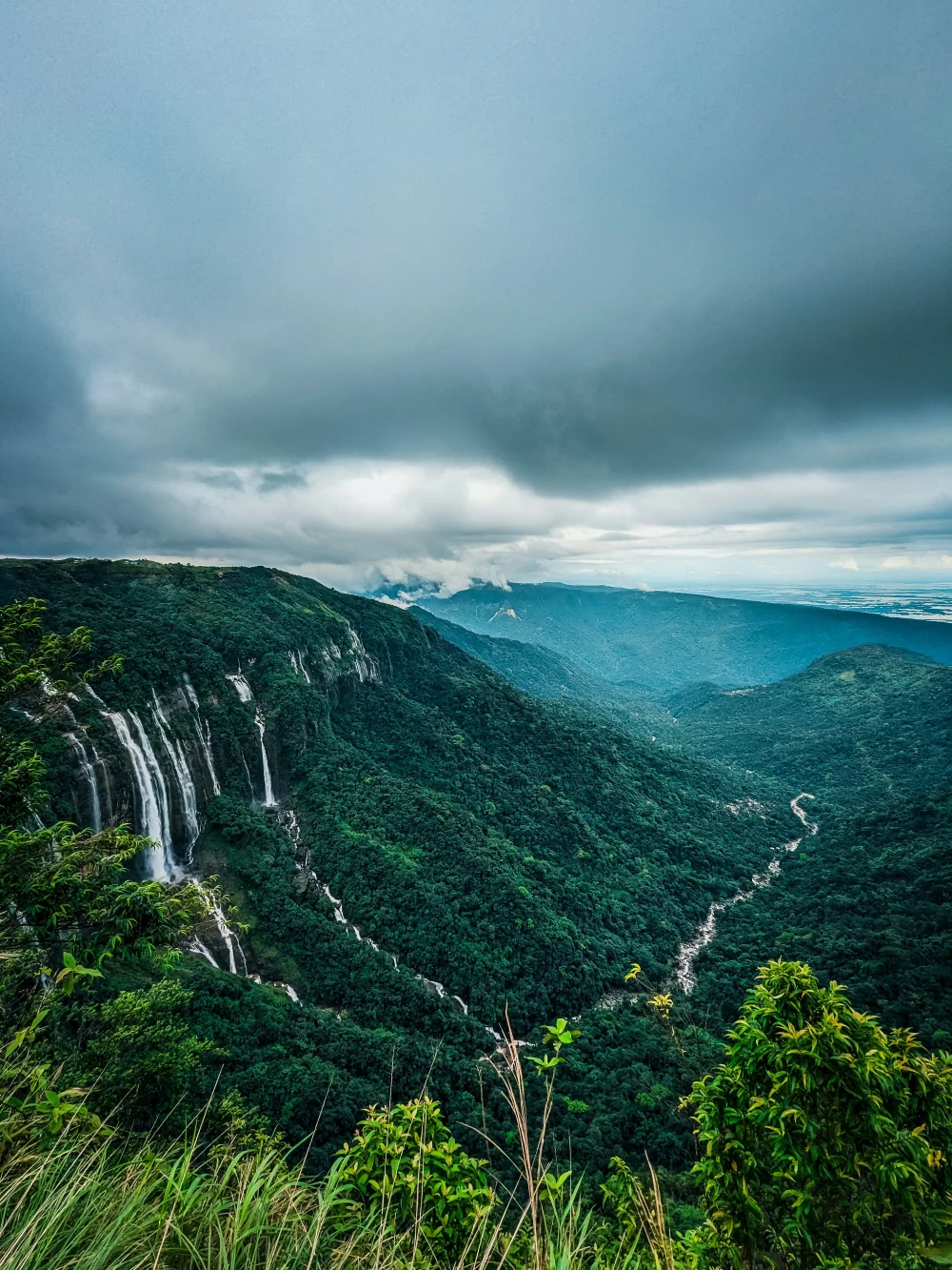 Meghalaya Honeymoon Package 5 Nights 6 Days | Romantic Shillong Cherrapunji Tour | TraveloChat